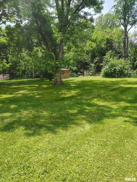 Exterior - 414 Summers Dr, Macomb, IL 61455 photo 3 of 3