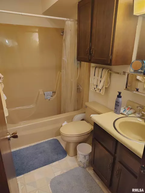 Bath - 414 Summers Dr, Macomb, IL 61455 photo 1 of 1