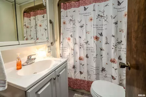 Bath - 2305 Weaver Rd, Herrin, IL 62948 photo 3 of 3