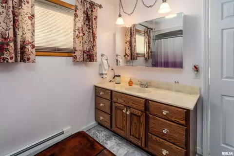 Bath - 2305 Weaver Rd, Herrin, IL 62948 photo 1 of 3