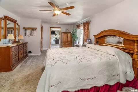 Bedroom - 2305 Weaver Rd, Herrin, IL 62948 photo 2 of 3