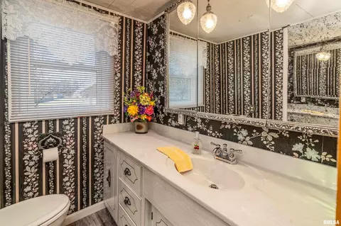 Bath - 2305 Weaver Rd, Herrin, IL 62948 photo 2 of 3