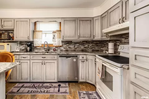 Kitchen - 2305 Weaver Rd, Herrin, IL 62948 photo 2 of 5