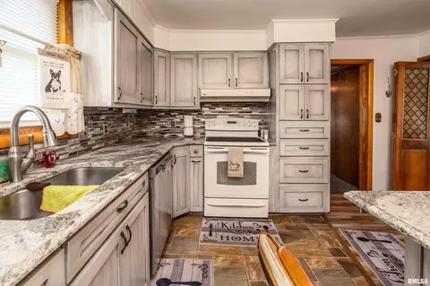 Kitchen - 2305 Weaver Rd, Herrin, IL 62948 photo 4 of 5