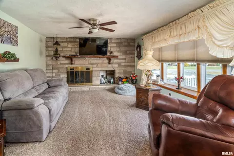 Living - 2305 Weaver Rd, Herrin, IL 62948 photo 2 of 3