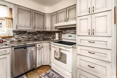 Kitchen - 2305 Weaver Rd, Herrin, IL 62948 photo 3 of 5