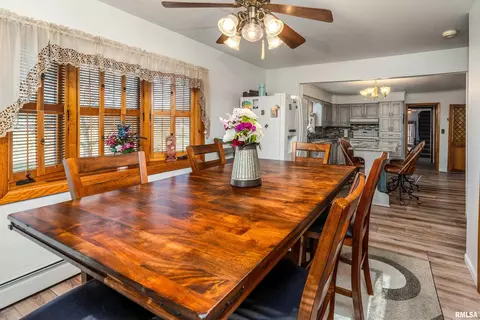 Dining - 2305 Weaver Rd, Herrin, IL 62948 photo 2 of 2