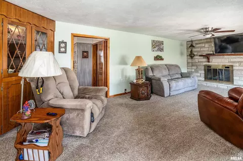 Living - 2305 Weaver Rd, Herrin, IL 62948 photo 1 of 3