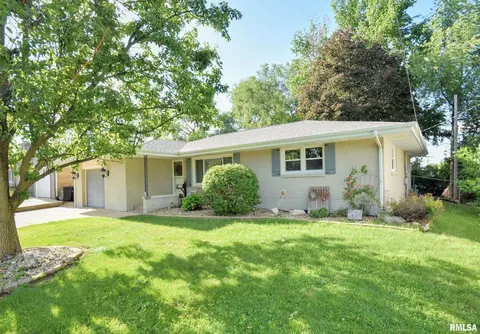 2229 Crestview Dr, Pekin, IL 61554
