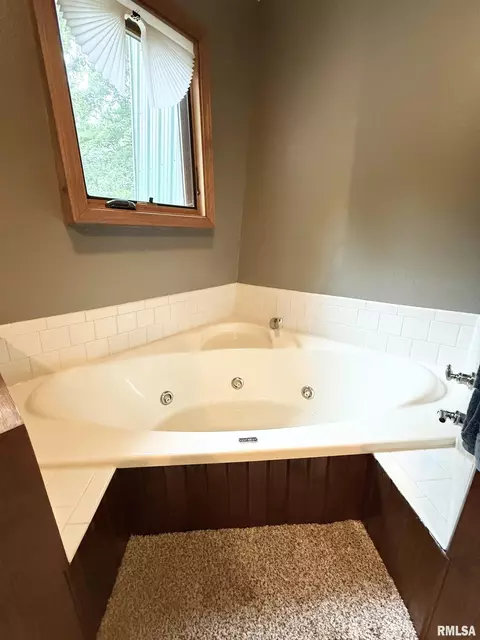 Bath - 417 Marigold Rd, Murphysboro, IL 62966 photo 1 of 4