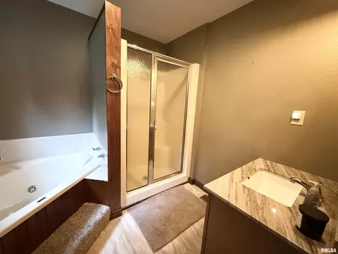 Bath - 417 Marigold Rd, Murphysboro, IL 62966 photo 2 of 4