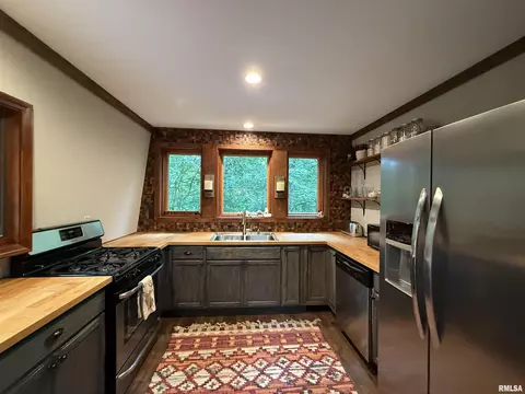 Kitchen - 417 Marigold Rd, Murphysboro, IL 62966 photo 4 of 5