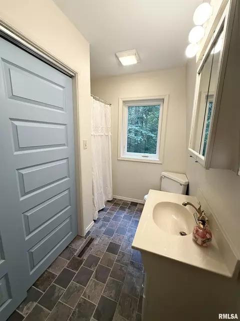 Bath - 417 Marigold Rd, Murphysboro, IL 62966 photo 3 of 4