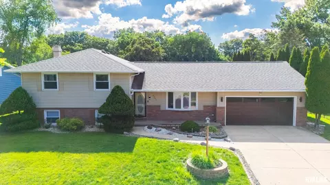 2721 N Rustic Ridge Dr, Peoria, IL 61604