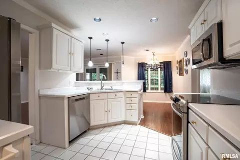 Kitchen - 2803 Hickory Ln, Marion, IL 62959 photo 2 of 4