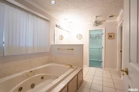 Bath - 2803 Hickory Ln, Marion, IL 62959 photo 2 of 3
