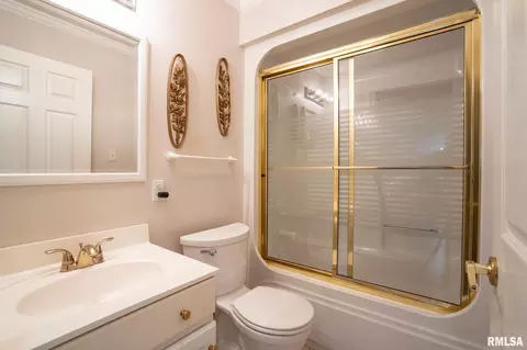 Bath - 2803 Hickory Ln, Marion, IL 62959 photo 3 of 3