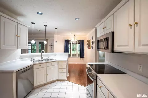 Kitchen - 2803 Hickory Ln, Marion, IL 62959 photo 3 of 4