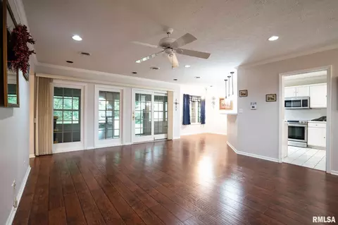 Living - 2803 Hickory Ln, Marion, IL 62959 photo 3 of 4
