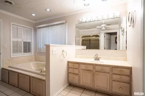 Bath - 2803 Hickory Ln, Marion, IL 62959 photo 1 of 3