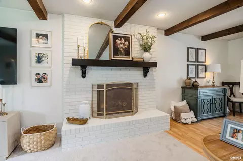 Living - 1004 E Gregory Ave, Marion, IL 62959 photo 2 of 5