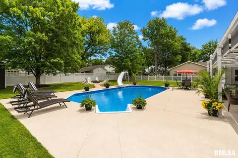 Exterior - 1004 E Gregory Ave, Marion, IL 62959 photo 9 of 10