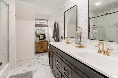Bath - 1004 E Gregory Ave, Marion, IL 62959 photo 3 of 4
