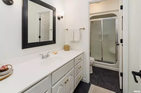 Bath - 1004 E Gregory Ave, Marion, IL 62959 photo 4 of 4