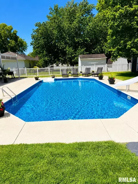 Exterior - 1004 E Gregory Ave, Marion, IL 62959 photo 7 of 10