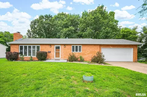 1731 Saint Clair Dr, Pekin, IL 61554