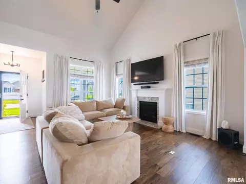 Living - 1225 Brown Ct, Washington, IL 61571 photo 2 of 6