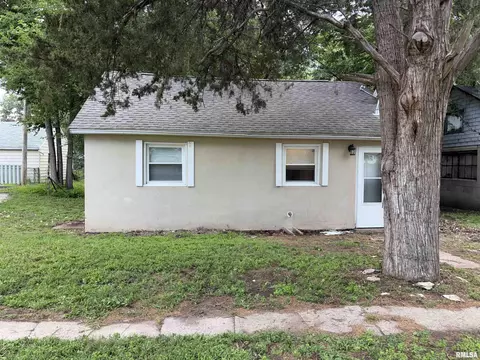 813 N 11th St, Pekin, IL 61554