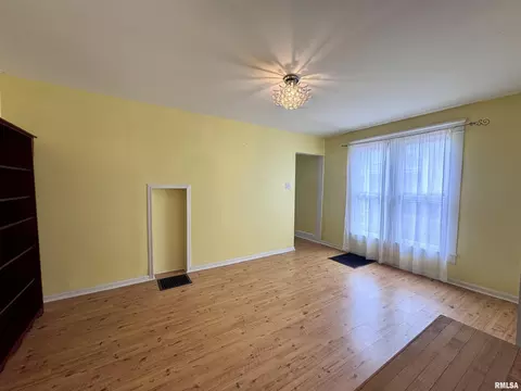 Living - 332 S Dudley St, Macomb, IL 61455 photo 6 of 10