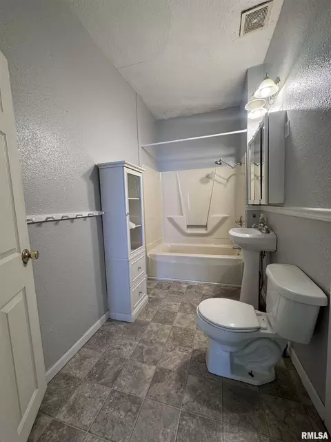 Bath - 332 S Dudley St, Macomb, IL 61455 photo 1 of 2