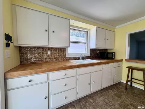 Kitchen - 332 S Dudley St, Macomb, IL 61455 photo 3 of 6