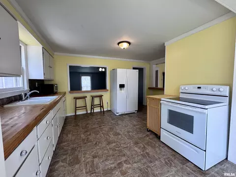 Kitchen - 332 S Dudley St, Macomb, IL 61455 photo 2 of 6