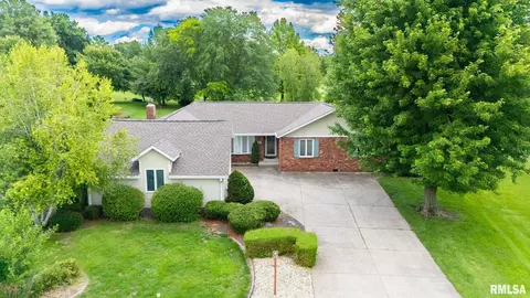 2 Winged Foot Dr, Pekin, IL 61554