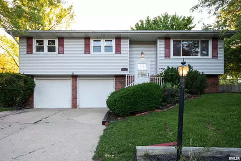 1315 W Queens Court Rd, Peoria, IL 61614