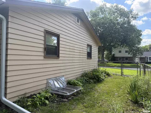 Exterior - 203 Jana Rd, Macomb, IL 61455 photo 5 of 7