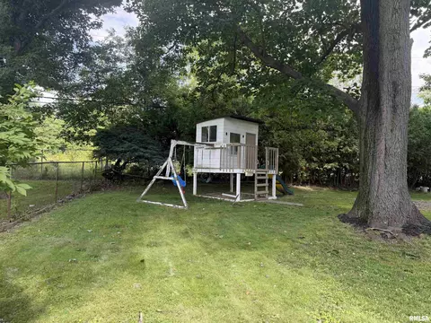 Exterior - 203 Jana Rd, Macomb, IL 61455 photo 6 of 7