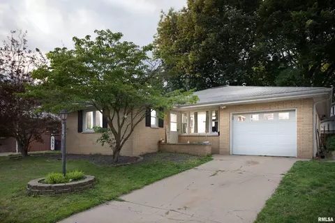 351 Charlotte St, Pekin, IL 61554