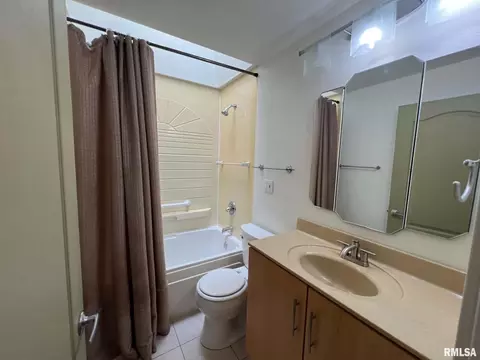 Bath - 632 Lincoln Dr, Macomb, IL 61455 photo 1 of 2