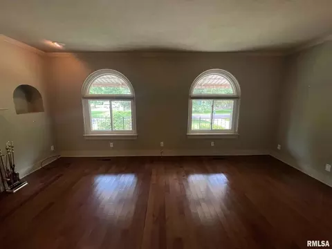 Living - 632 Lincoln Dr, Macomb, IL 61455 photo 3 of 4