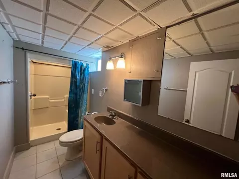 Bath - 632 Lincoln Dr, Macomb, IL 61455 photo 2 of 2