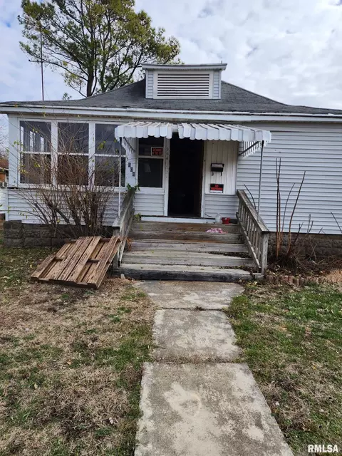 904 N 14th St, Herrin, IL 62948