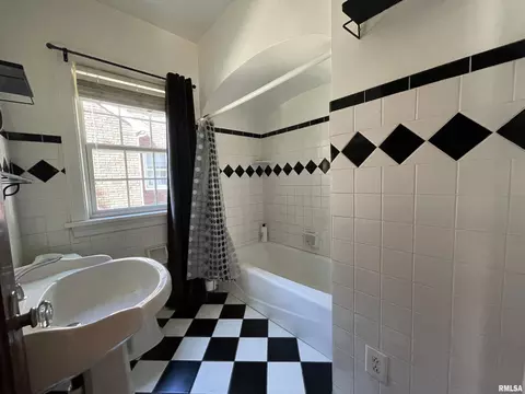 Bath - 313 Embert Pl, Peoria, IL 61603 photo 2 of 3