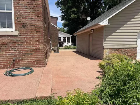 Exterior - 313 Embert Pl, Peoria, IL 61603 photo 4 of 4