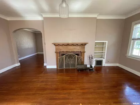 Living - 313 Embert Pl, Peoria, IL 61603 photo 2 of 2