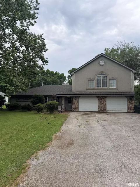 3302 E Cedar Hills Dr, Chillicothe, IL 61523