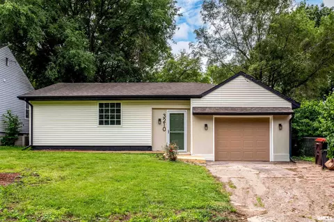 3210 W Greenwood Pl, Peoria, IL 61614